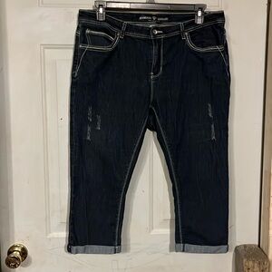 Like new Diamonds & Threads distressed denim capris size 18